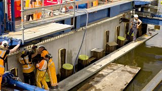 Basculekelder brug Ouderkerk aan de Amstel geplaatst [upl. by Esemaj192]