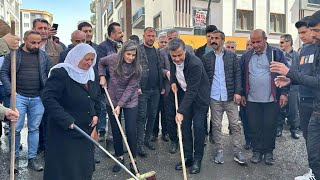 Van’ın seçilmiş belediye eş başkanları Zeydan ve Şedal sokakları temizledi [upl. by Nayb]