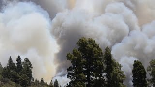 Diez medios aéreos y 300 efectivos combaten el fuego en La Palma donde arden 2000 hectáreas [upl. by Aseyt]