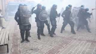 131012 Macerata Antifascisti resistono alle cariche della polizia [upl. by Sedrul]