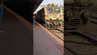 Train 22867 Humsafar Express arrival Anuppur Junction indiantraintravel trainjourney viralvideo [upl. by Eelirol]