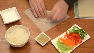 Vietnamese loempia vouwen  How to fold a spring roll [upl. by Remat290]