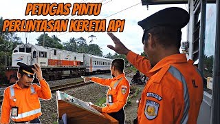 Begini Cara Menutup Palang Pintu Perlintasan Kereta Api di JPL 343 Stasiun Karangsari [upl. by Lleihsad]