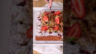 🍓 Gâteau crumble fraise rhubarbe  Recette sur la chaîne Youtube shortswithzita recette shorts [upl. by Ardnasela]