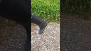 Gummistiefel mit abgerissener Sohle [upl. by Garap]