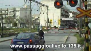 passaggio a livello a Salonicco in odos Paraskevys  level crossing  Θεσσαλονίκη [upl. by Jemy]