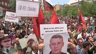 Kosovo in migliaia a Pristina contro larresto di ex capi dellUck [upl. by Haet]