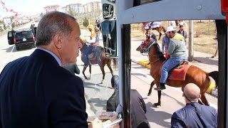 Cumhurbaşkanı Erdoğanı Karşılayan At Böyle Devrildi [upl. by Dnomal7]