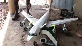 Artisanat Un autre avion du petit génie Boubacar Sow de Labé [upl. by Nabalas]