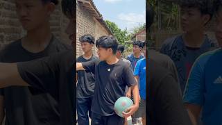 Kalian pernah ga main bola dihalaman rumah orang terus bolanya kena kaca shorts lucu kocak [upl. by Nerad640]