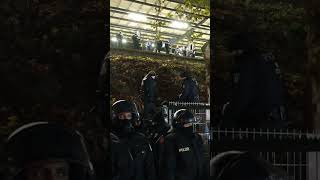 quotSie sind doch Ordner nhhhquot Polizei stellt fragen demo berlin polizei b0811 [upl. by Lilia]