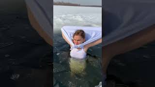 Vai virar vampiro🥶shortsviral funny mermaid swimming underwater fishing icequeen winter [upl. by Huggins209]