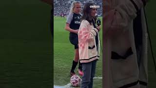 Natalie Portman estaba molestando en la cancha  Cracks shorts [upl. by Icram]