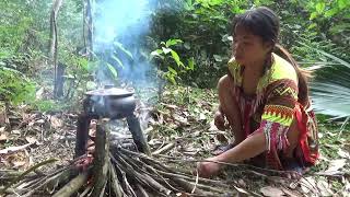 Primitive Life  130 Days Bushcraft Living In The Rainforest Finding Food To Cooking  Forest People [upl. by Fosque]