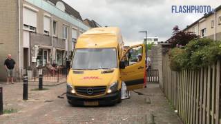 Bestelbus rijdt zich klem bij verlaten woonwijk  Dilleveld Schiedam [upl. by Silverts]