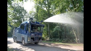 Gegen die Hitze Hamburger Polizei setzt Wasserwerfer im Stadtpark ein [upl. by Ecirum]