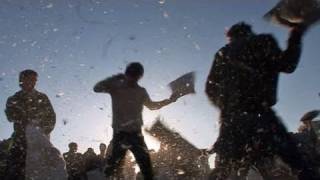 Flashmob Gigantische Kissenschlacht am Brandenburger Tor  DER SPIEGEL [upl. by Tibbs]