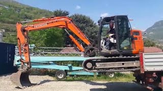 HITACHI ZAXIS 85USB excavator climbing down from truck scarico escavatore senza rampe [upl. by Latisha589]