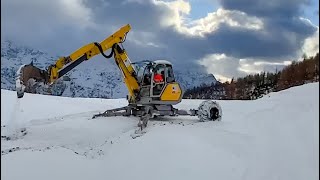 RISALITA PENDIO INNEVATO con ESCAVATORE RAGNO MENZI MUCK A81 [upl. by Sumer]