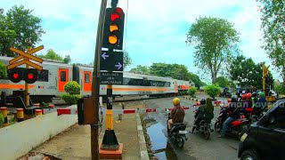 MOMEN KERETA API PAPASAN di Perlintasan Kereta Api Krucuk Cirebon [upl. by Ilzel]