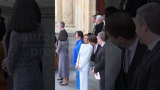 Los reyes recibidos con una tuna en la Universidad de Alcalá de Henares [upl. by Annehs]