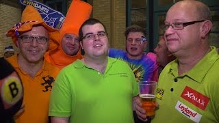 Teleurgestelde Brabantse dartsfans na de nederlagen van Jelle Klaasen en Raymond van Barneveld [upl. by Reyotal]