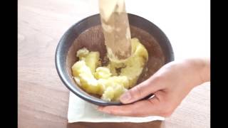 すり鉢でじゃがいもをつぶす Mashing potatoes with suribachi（Japanese mortar） [upl. by Meghann]