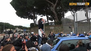 Roma a Rebibbia è rivolta fuori dal carcere [upl. by Dola]