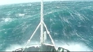 Un bateau remorqueur dans une tempête Force 12  Vague scélérate [upl. by Beka114]