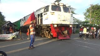 Akhirnya Kembali Pakai Sirine Lama  Perlintasan Ketintang Selatan Surabaya [upl. by Jeffcott]