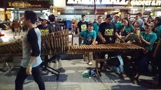 DUET JOGET COWOK KEREN  MALIOBORO YOGYA – ANGKLUNG RAJAWALI [upl. by Alleyn]