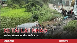 Xe tải lật nhào xuống kênh khi vào khúc cua  Báo Lao Động [upl. by Suillenroc289]