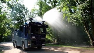 Wasserwerfer der Polizei gießen den Stadtpark [upl. by Euqinitram769]