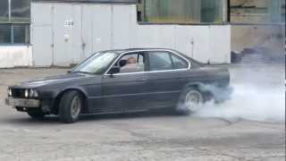 BMW E34 550 V12 PALENIE GUMY [upl. by Yeclehc51]