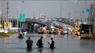 Bangkok amenazada por las peores inundaciones en medio siglo [upl. by Ilecara658]