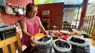 Elaboración de la lPASTA Del tradicional mole negro Oaxaqueño con una señora de rancho [upl. by Ettolrahs]