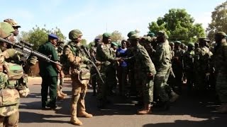 Des soldats sénégalais par des vivats en Gambie [upl. by Jaban]