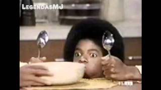 Michael Jackson  Comendo cereal Legendado [upl. by Aliuqahs]