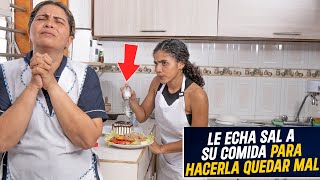 Cocinera arruina plato echándole harta sal y hacerla quedar mal  Le echa demasiada sal y arruina [upl. by Li]