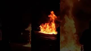 Un incendio calcina una batería de contenedores y afecta a varios vehículos en Palma [upl. by Nedry981]