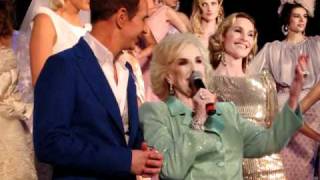 Mirtha Legrand en el Desfile de Jorge Ibañez 40 kilates [upl. by Haimehen695]