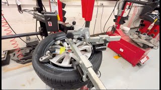 HOW TO use the tyre press Solid standard tyre [upl. by Aitercal]