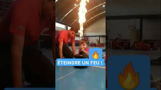 Voici comment éteindre un feu 🔥 shorts insolite [upl. by Knick]