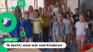 Op deze school is het na de vakantie een stuk drukker [upl. by Sialac]