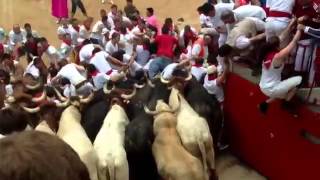 Festas de San Fermin  Pamplona Espanha Momentos de angústia [upl. by Lyn]