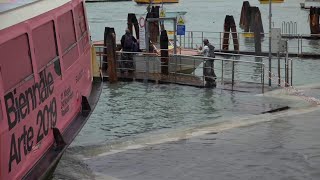 Acqua alta a Venezia in arrivo una nuova marea le sirene suonano ancora [upl. by Dympha854]