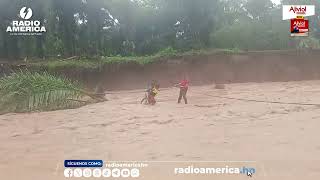 Rescate de joven que salvaba su vida en una palmera en Colón Honduras [upl. by Merrilee]