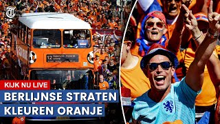 KIJK LIVE totale Oranjegekte tijdens parade door Berlijnse straten [upl. by Aidnac]