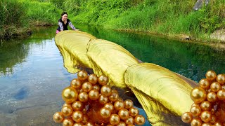 🎁🎁The girl discovered a sparkling giant clam with golden pearls inside which was extremely charming [upl. by Arnaud]