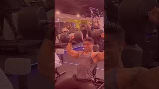 Stai allenando le spalle Scrivi nei commenti qual è l’errore 🥲 spalle fitness gym muscoli [upl. by Zischke]